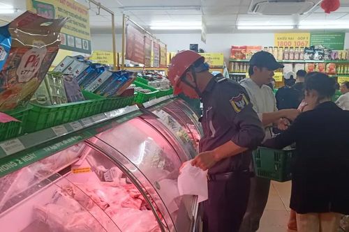Đà Nẵng: Người dân chen nhau mua hàng, tích trữ lương thực trước bão số 12