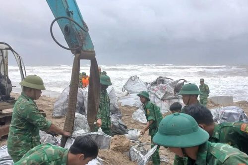 Đà Nẵng khẩn cấp kè chắn sạt lở bờ biển Hội An trước khi bão đổ bộ