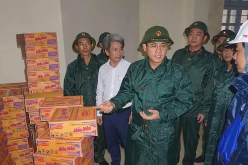 Các trường học ở Đà Nẵng mở cửa xuyên đêm đón người dân, sinh viên tránh bão