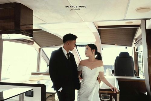 Tiền vệ tuyển Việt Nam và cô chủ tiệm vàng khoe ảnh cưới trên du thuyền