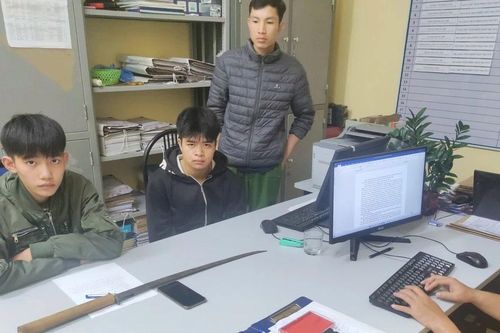 Nhóm đối tượng cầm kiếm, gậy ba khúc đi tìm đánh đối thủ ở Sơn La