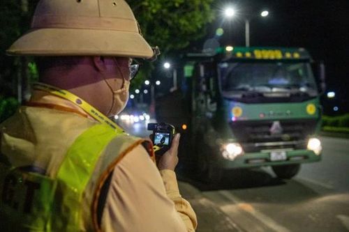 Gần 90 xe tải vi phạm bị xử lý ngay trong ngày CSGT Hà Nội ra quân