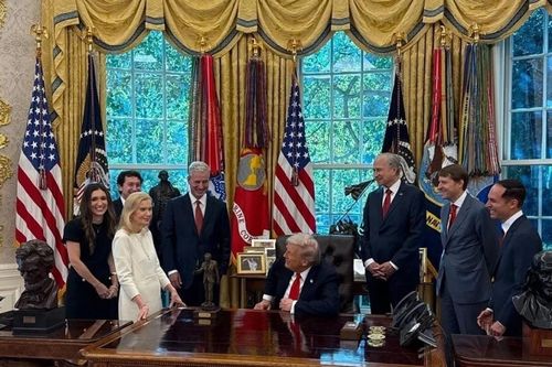 Tổng thống Mỹ Donald Trump vừa được vinh danh là 'Kiến trúc sư hòa bình' sau khi trượt mùa giải Nobel 2025