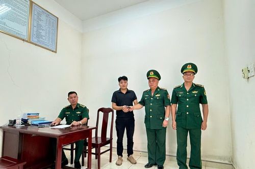Trao trả giấy tờ thất lạc cho công dân Trung Quốc