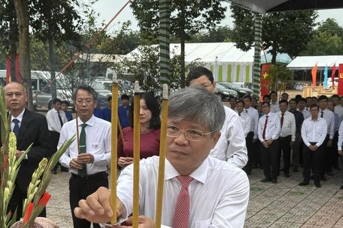 Trang trọng Lễ dâng hương tại Tượng đài Phú Riềng Đỏ kỷ niệm 96 năm thành lập Chi bộ Đông Dương Cộng sản Đảng - Ngày truyền thống ngành Cao su Việt Nam