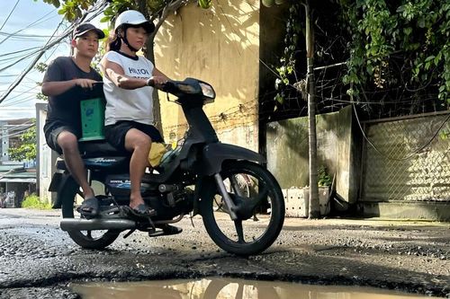 Đà Nẵng: Tuyến đường chi chít ổ voi, ổ gà gây nguy hiểm cho người đi đường