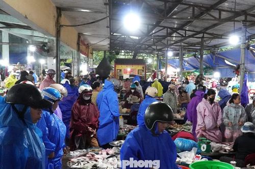 Người dân Đà Nẵng đi mua thực phẩm 'tích trữ 3 ngày' từ tinh mơ
