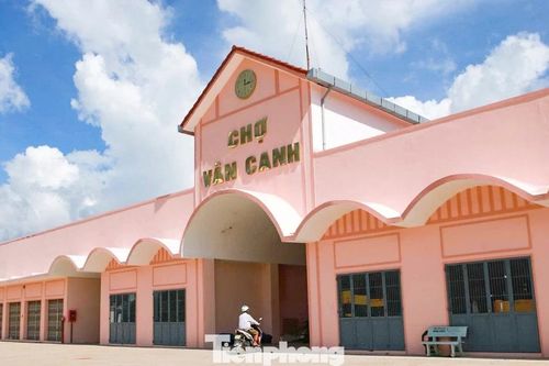 Dân quen mua bán lề đường, chợ mới khang trang ế ẩm