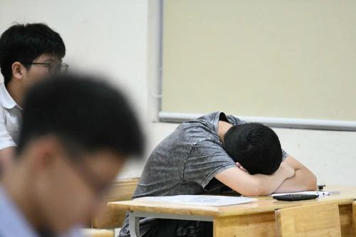 Cảnh báo 'nóng' khi học sinh sống ảo nhiều hơn sống thật