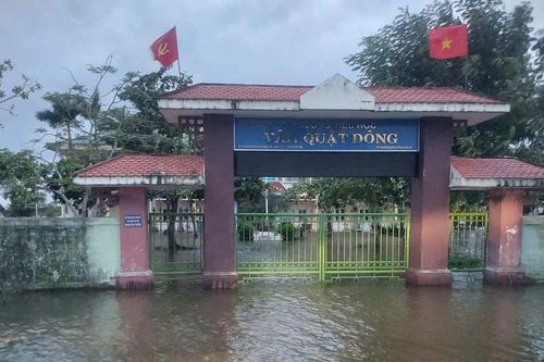 Bão chưa tới Huế đã ngập nặng, toàn bộ học sinh được nghỉ học