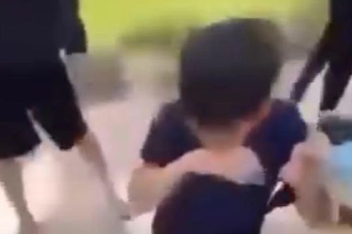 Học sinh bị bắt quỳ, liếm biển số xe máy: Kỷ luật chưa nghiêm để răn đe 'anh chị đại'