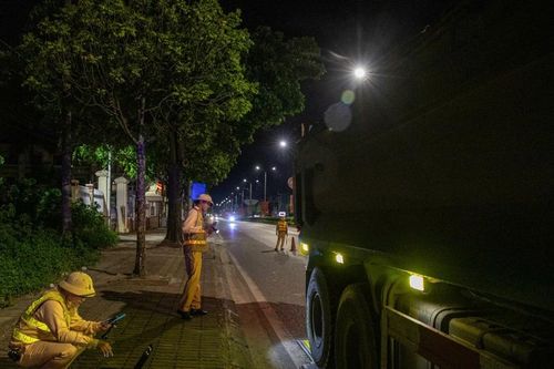 Hà Nội ra quân xử lý xe tải: 1 đêm phát hiện 88 trường hợp vi phạm, phạt tiền gần 300 triệu đồng