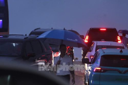 Hàng nghìn người đội mưa, ôtô nối đuôi tới lễ cưới Hoa hậu Đỗ Thị Hà và doanh nhân Viết Vương