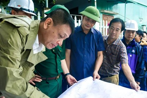 Bí thư Thành ủy Đà Nẵng kiểm tra, chỉ đạo ứng phó bão số 12 tại các điểm xung yếu