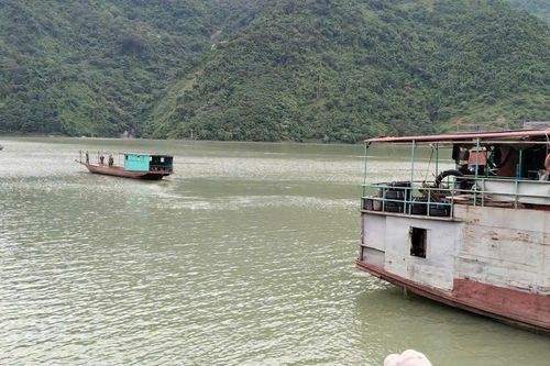 Lái thuyền mất tích trên sông Đà