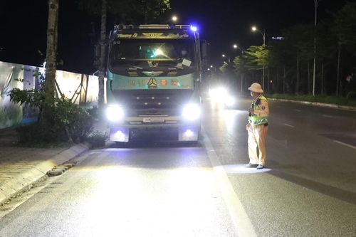 CSGT Hà Nội ra quân trong đêm, gần 90 xe tải bị xử lý, tài xế lúng túng giải trình