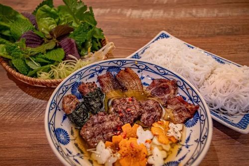 Vợ chồng Việt - Mỹ bán bún chả, phở chiên phồng, lọt top 50 quán tốt nhất Mỹ