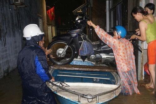 Người dân Đà Nẵng gọi ai nếu nước dâng trong đêm do ảnh hưởng bão số 12?