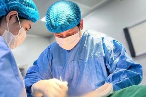 Cô gái không thể nhắm kín mắt sau 5 ngày cắt mí