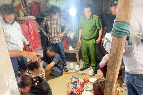 Triệt phá 2 sòng bạc 'đánh bài tứ sắc' ăn thua bằng tiền tại Cần Thơ