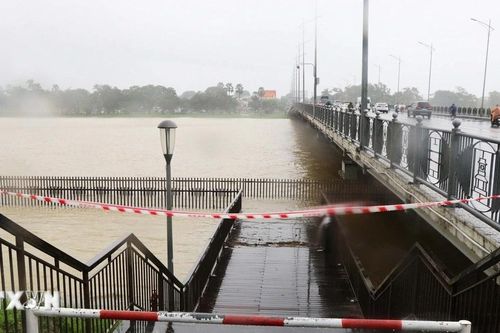 Bão số 12: Huế cảnh báo lũ trên sông Hương lên trên báo động 3