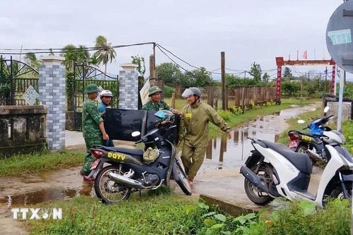 Lực lượng biên phòng Đà Nẵng giúp đỡ người dân ứng phó bão số 12