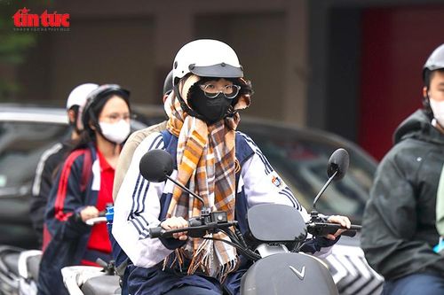 Người Hà Nội mặc áo ấm ra đường trong gió lạnh đầu mùa
