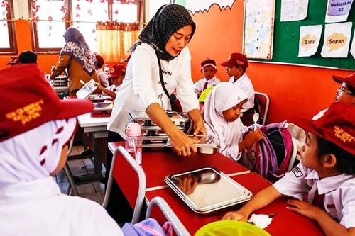 Indonesia lùi mục tiêu cung cấp bữa ăn miễn phí cho người dân
