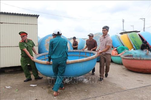 Ngư dân Quảng Ngãi khẩn trương đưa tàu thuyền lên bờ tránh bão
