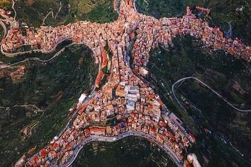 Kỳ lạ ngôi làng giống 'hình người' trên đỉnh núi cao vút