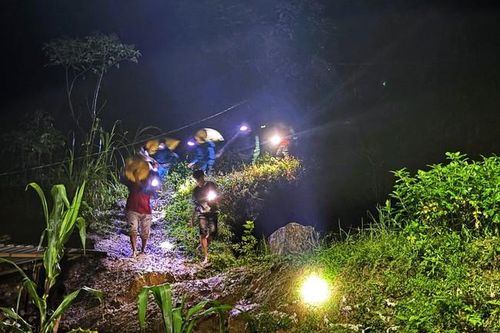 Người dân miền núi Đà Nẵng rời làng trong đêm, căng mình phòng chống bão lũ sạt lở