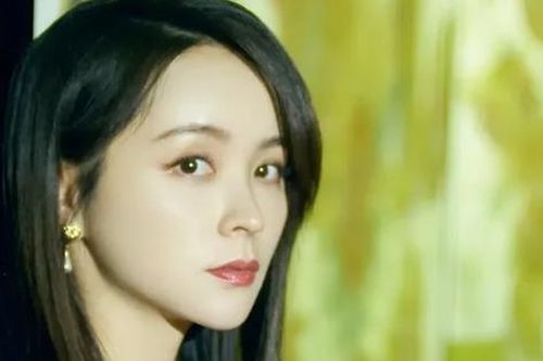 Nữ diễn viên nổi tiếng ly thân chồng hơn 18 tuổi vì 6 con chó cưng