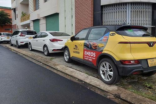 Tránh mưa bão, ngập lụt, người dân Đà Nẵng đồng loạt đưa xe lên chỗ cao