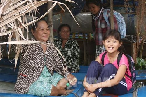 Những 'bông hoa chữ' nở trên dòng sông quê miền Tây