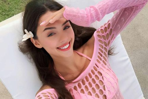 Vợ Tây của Bùi Tiến Dũng diện váy 'ngắn một gang tay', netizen soi ra điểm đắt giá khó rời mắt