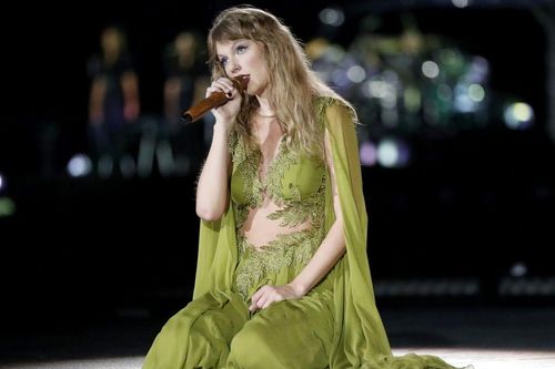 Nữ ca sĩ kiện Taylor Swift, muốn lấy hết lợi nhuận từ các bài hit