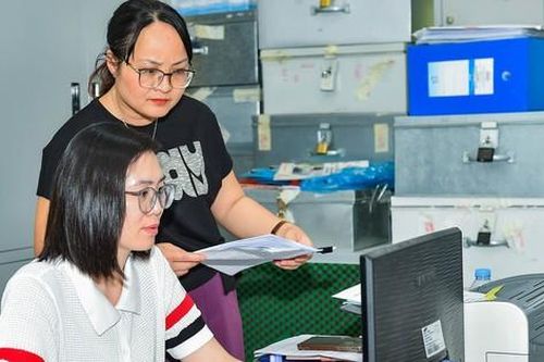 Viên chức được ký kết hợp đồng lao động hoặc hợp đồng dịch vụ với cơ quan, tổ chức, đơn vị khác