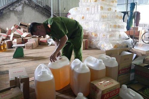 Một công ty sản xuất hơn 2,7 triệu lít dầu ăn giả rồi bán ra thị trường