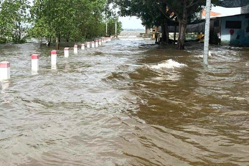 [Video]: Triều cường gây ngập ven phá Tam Giang do ảnh hưởng bão số 12