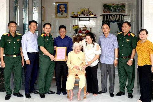 Trao nhà Tình nghĩa cho Mẹ Việt Nam Anh hùng Nguyễn Thị Hến