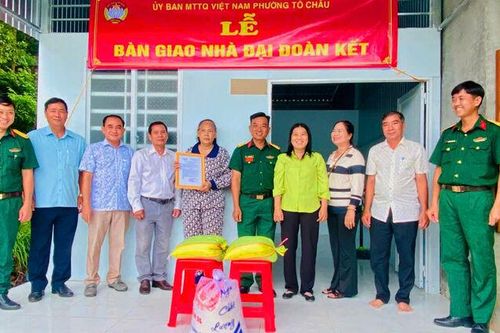 Phường Tô Châu bàn giao nhà Đại đoàn kết cho hộ có hoàn cảnh khó khăn