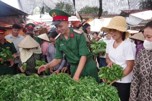 Trung đoàn 141 trao tặng 1,5 tấn rau, củ, quả cho xã Tiên Lục
