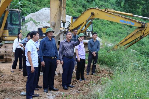 Phó Chủ tịch UBND tỉnh Lò Văn Cương khảo sát, kiểm tra điểm du lịch văn hóa cộng đồng bản Phiêng Lơi