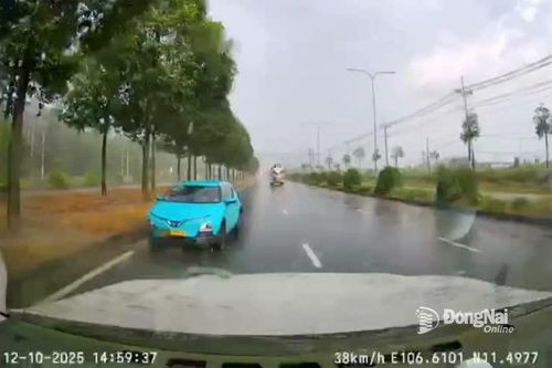 Lập biên bản tài xế xe taxi đi ngược chiều trên đường ĐT.752B