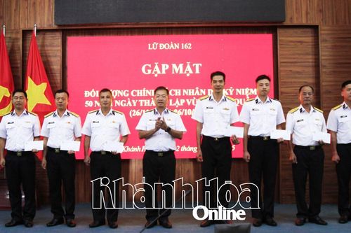Lữ đoàn 162 gặp mặt, tặng quà đối tượng chính sách