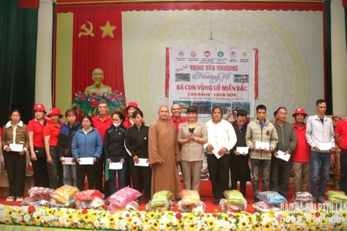 Trao quà hỗ trợ trị giá 240 triệu đồng cho các hộ dân bị ảnh hưởng do mưa lũ tại xã Tân Tri