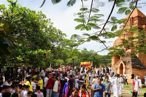 Rộn ràng Lễ hội Katê trên tháp Pô Sah Inư