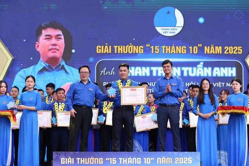 Viết nên những câu chuyện đẹp bằng khát vọng cống hiến
