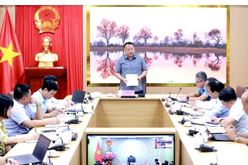 Chủ tịch UBND tỉnh Phan Huy Ngọc nghe báo cáo xử lý vi phạm do lấn chiếm và giải pháp khơi thông dòng chảy sông Lô