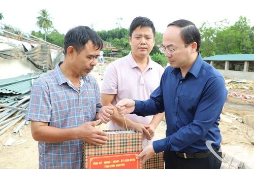 Phó Bí thư Thường trực Tỉnh ủy Nguyễn Đăng Bình kiểm tra công tác khắc phục hậu quả thiên tai